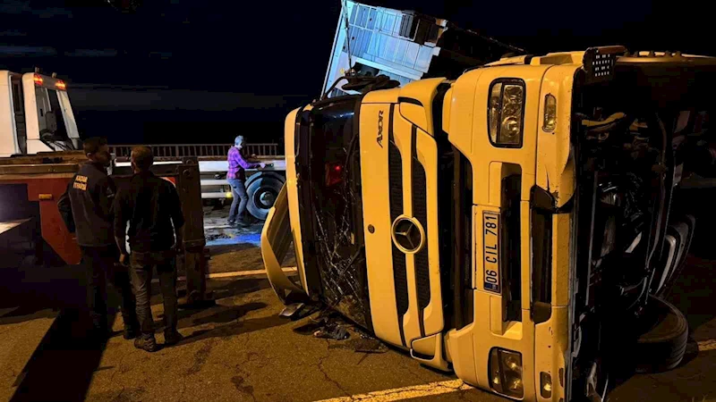 Rize’de tır yola devrildi: 2 yaralı
