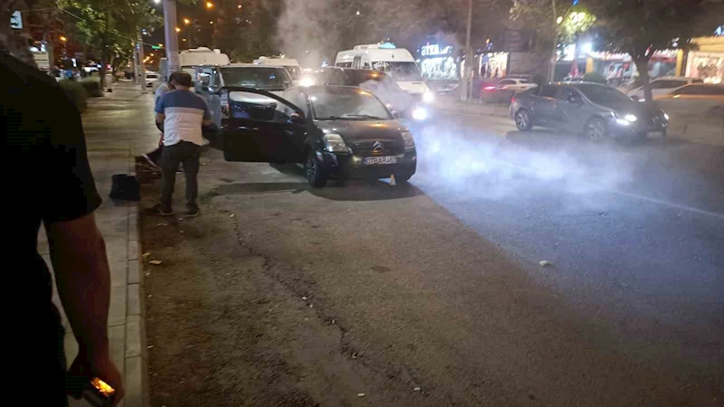 Duman yükselen otomobil alev almadan söndürüldü
