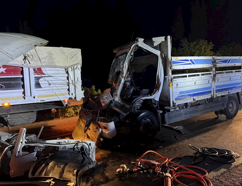 Çorum’da tırla çarpışan kamyonun sürücüsü hayatını kaybetti

