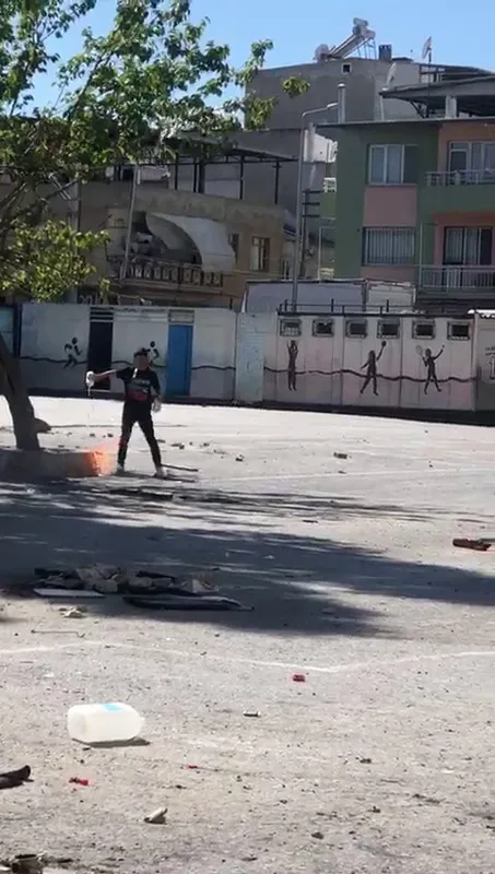 Okulun camlarını kırdılar, bahçesinde ateş yaktılar
