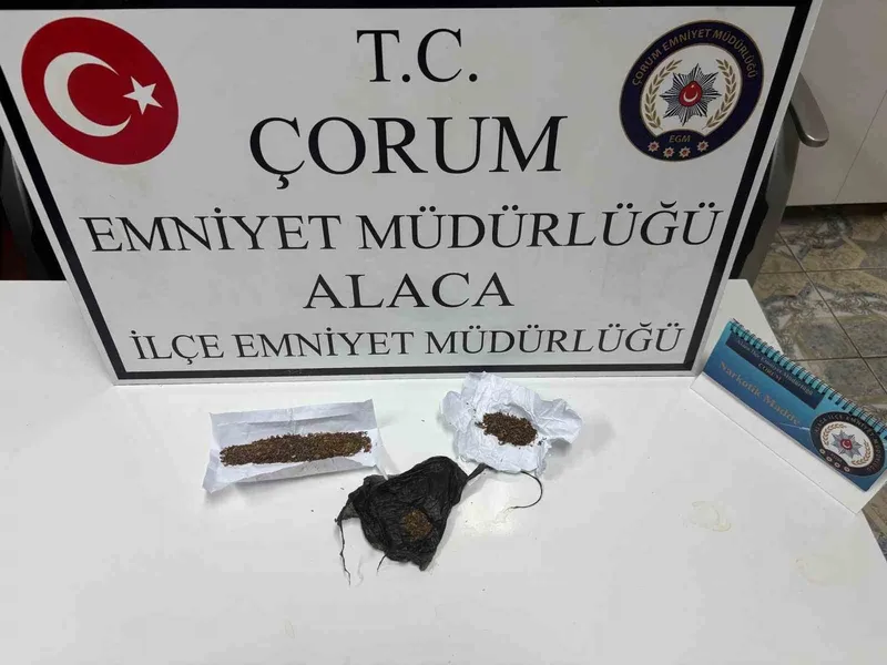 Polis ekiplerini görüncü uyuşturucuyu aracın camından dışarı attılar
