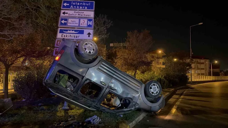 Kocaeli’de ticari araç takla attı: 6 yaralı
