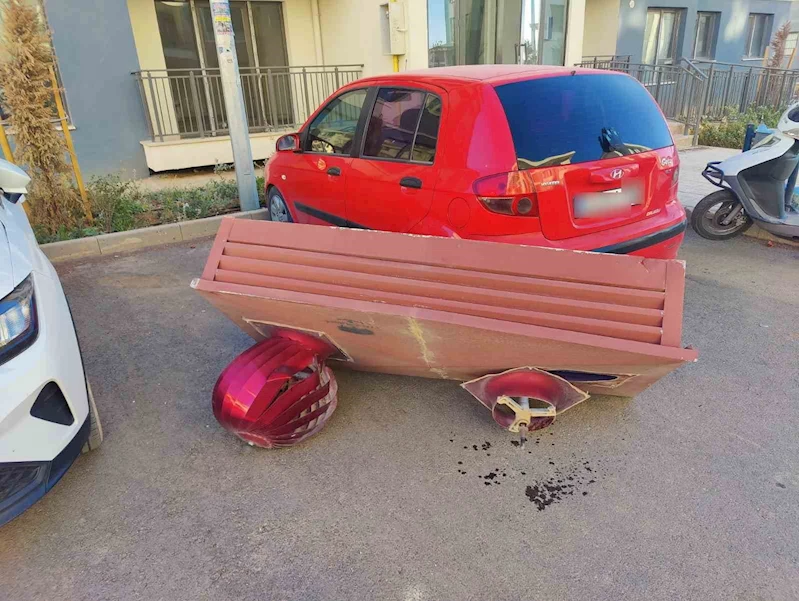 Rüzgarda uçan havalandırma cihazı aracın üzerine düştü
