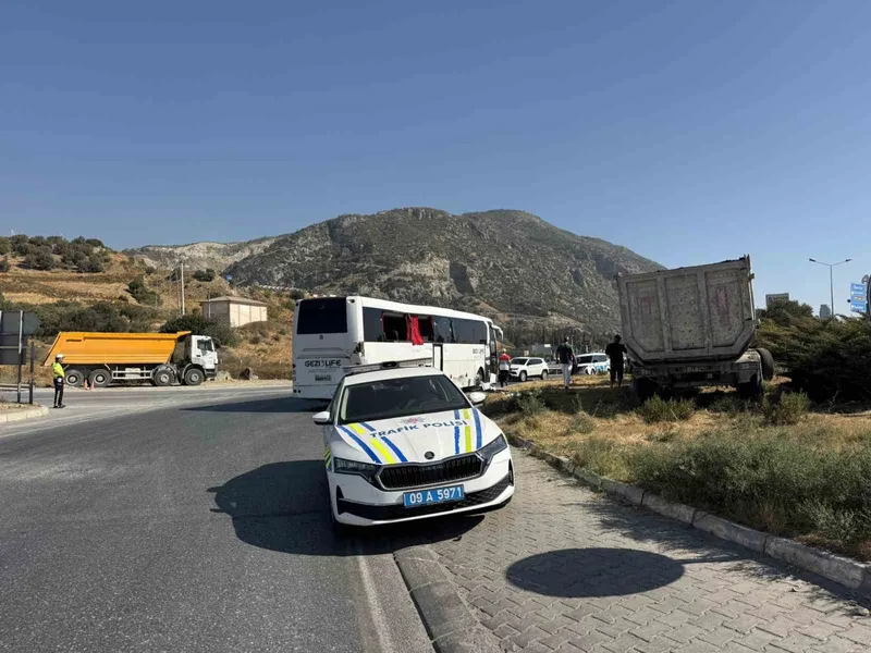 Söke’de freni tutmayan tır otobüse çarptı: 