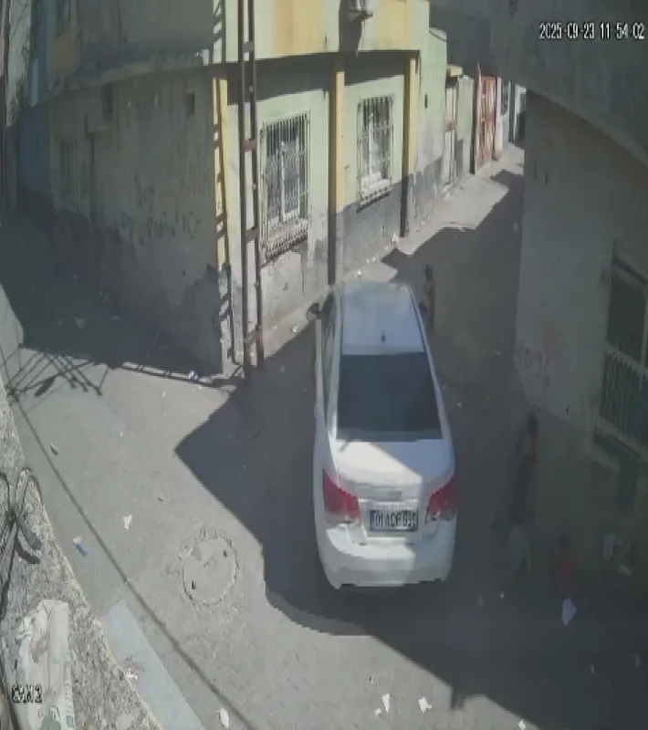 Otomobilin çarptığı 2 yaşındaki Cumali hayatını kaybetti: Kaza anı kamerada
