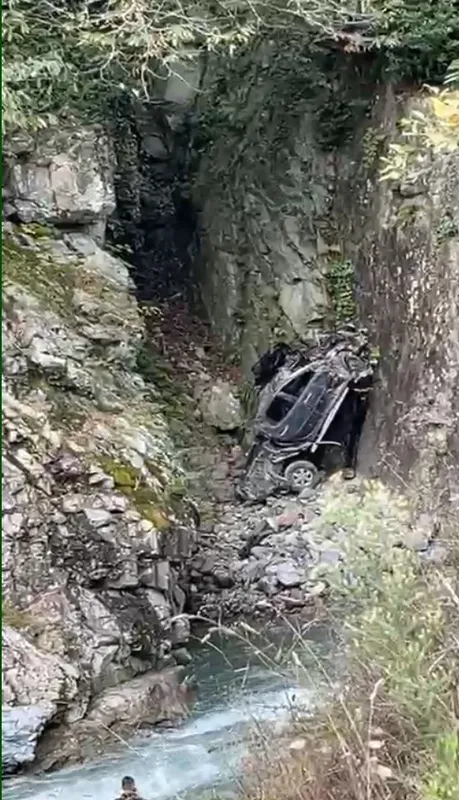 Giresun’da araç uçuruma yuvarlandı: 1 ölü, 1 yaralı
