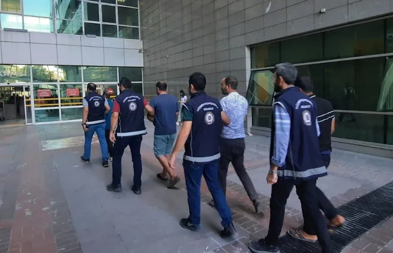 Mersin’de kaçak göçmen operasyonu: 14’ü deport edildi, 4 şüpheli tutuklandı
