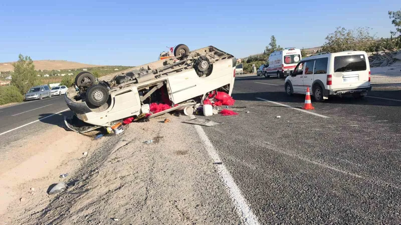 Şanlıurfa’da tarım işçilerini taşıyan minibüs devrildi: 20 yaralı
