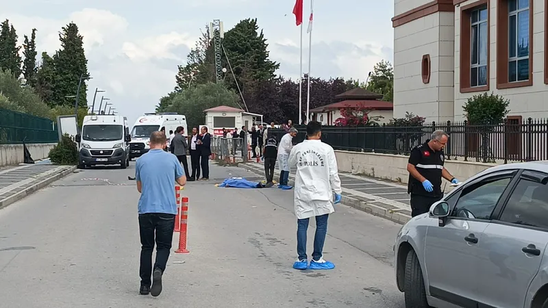 Yalova Adliyesi önünde silahlı saldırı: 1 ölü 1 yaralı
