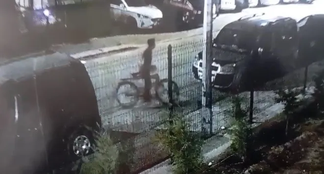 Çaldığı bisikletle kablo çalan zanlı kamerada
