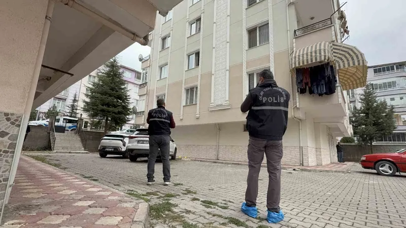Tokat’ta cam silen kadın cipin üzerine düşerek hastanelik oldu

