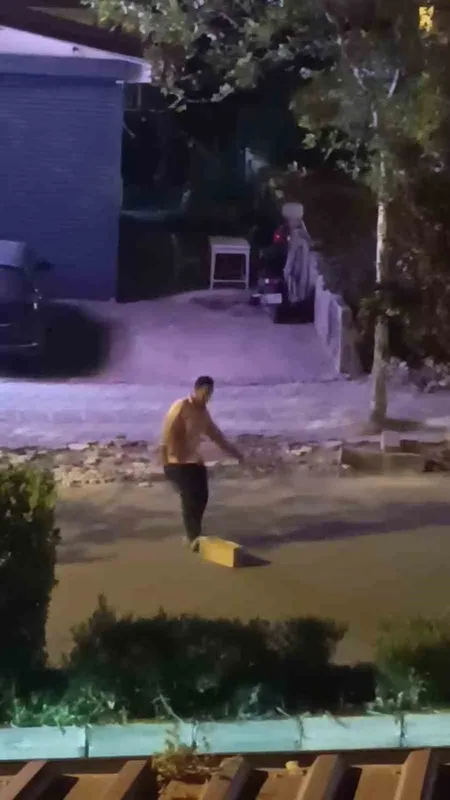 Otostop çektiği araçların durması için yola taş koydu
