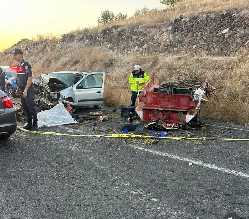 Tarım aracı ile otomobil çarpıştı: 1 ölü, 4 yaralı
