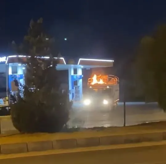 Kamyonet alevler arasında akaryakıt istasyonuna girdi
