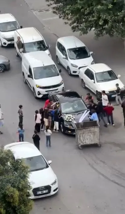 Düğün konvoyunun önünü çöp konteyneri ile kestiler, zarfı alınca yol verdiler
