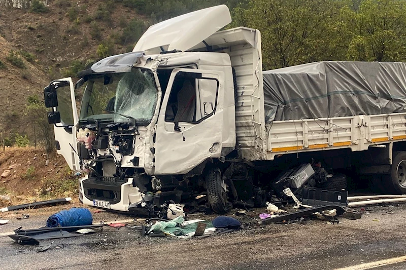 Gümüşhane’de kamyonlar kafa kafaya çarpıştı: 1 ağır yaralı
