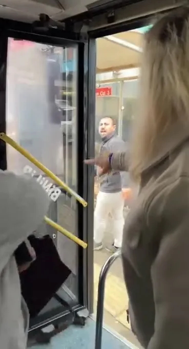 Otobüs sürücüsü yolculara küstü otobüsü durağa çekip kendisi aşağıya indi
