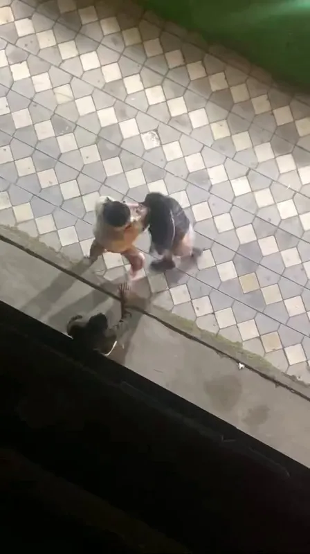 Kadınların saç başa birbirine girdiği kavgası kameraya yansıdı
