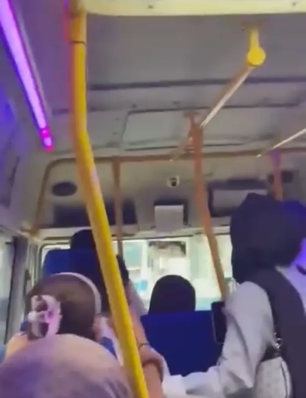 Minibüs şoförü yolcuları çileden çıkardı... Yolcular isyan etti
