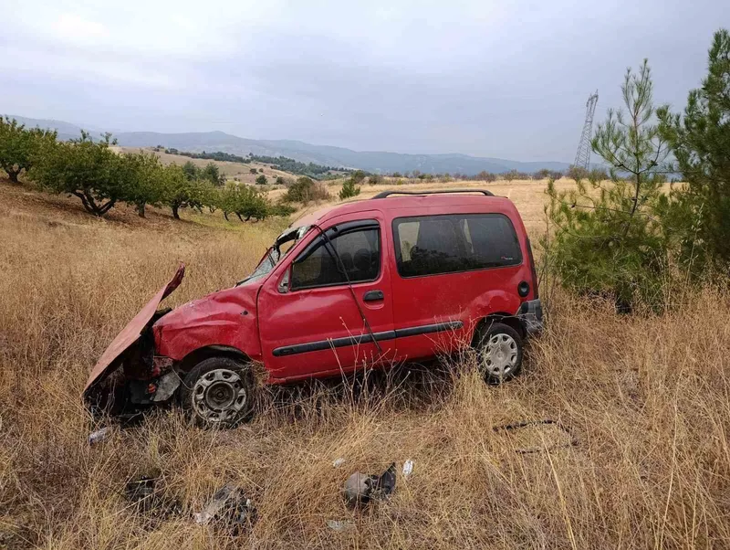 Kontrolden çıkan hafif ticari araç tarlaya uçarken, sürücüsü yaralandı
