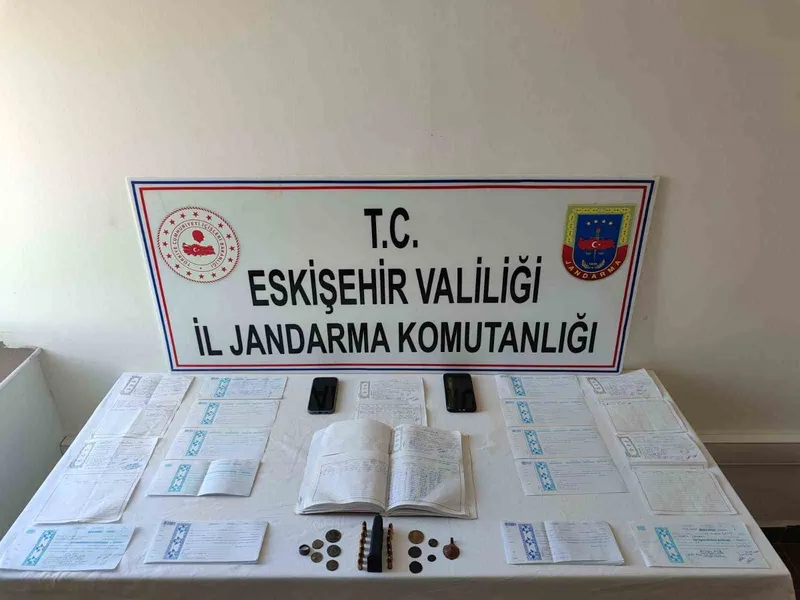 Vatandaşlara zorla senet imzalatarak borçlandıran şahıslar jandarma tarafından yakalandı
