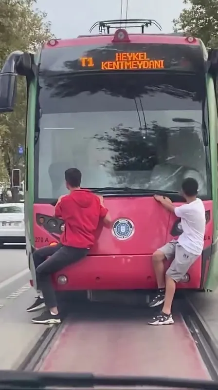 Bursa’da çocukların tehlikeli yolculuğu kamerada
