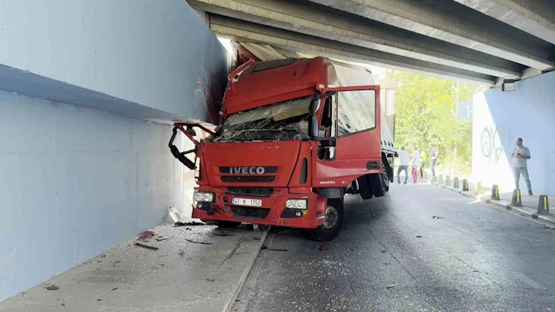 Küçükçekmece’de tır altgeçide sıkıştı
