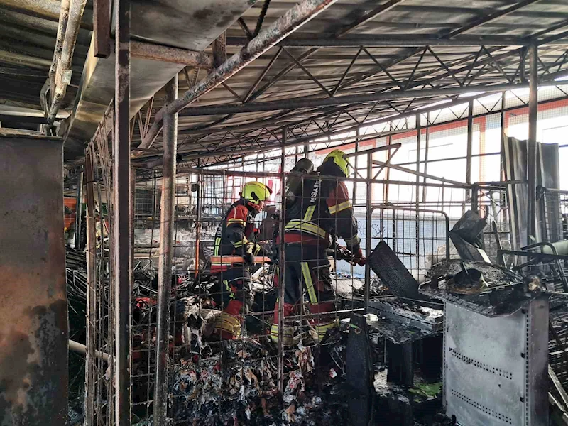 Balıkesir’de zincir market deposunda yangın
