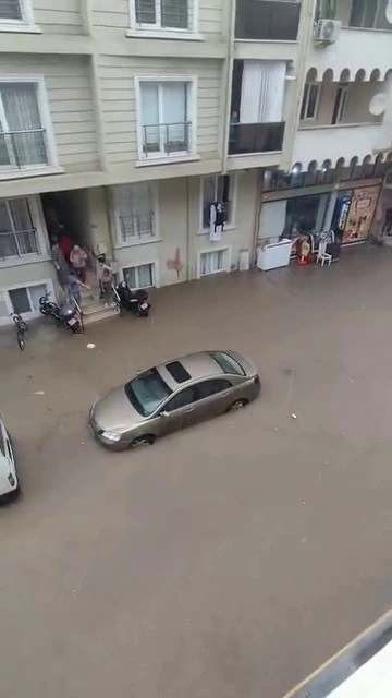 Bursa’yı sağanak vurdu, cadde ve sokaklar sular altında kaldı
