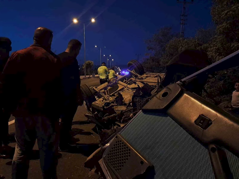 Taşa çarpan Tofaş hurdaya döndü: 2 kişi yaralandı
