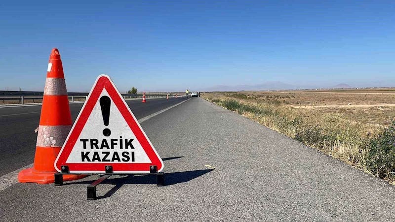 Karaman’da bariyerlere çarpan otomobildeki 3 kişilik aile ölümden döndü
