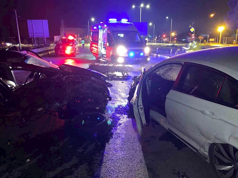 Isparta-Eğirdir kara yolunda otomobiller çarpıştı: 2 yaralı
