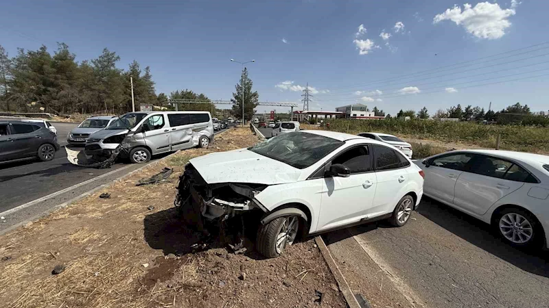 Yola kontrolsüz giren kamyonet, çarptığı otomobili karşı yola fırlattı
