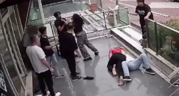 Esenyurt’ta iki grup arasında yumruk yumruğa kavga çıktı: o anlar kamerada
