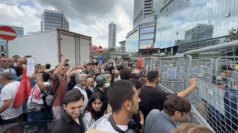 CHP İstanbul İl Başkanlığı’ndaki barikatı yıkmaya çalışan kalabalığa polis müdahalesi
