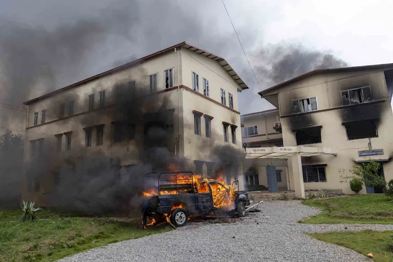 Sosyal medya yasağının ardından karışan Nepal’de Başbakan Oli istifa etti
