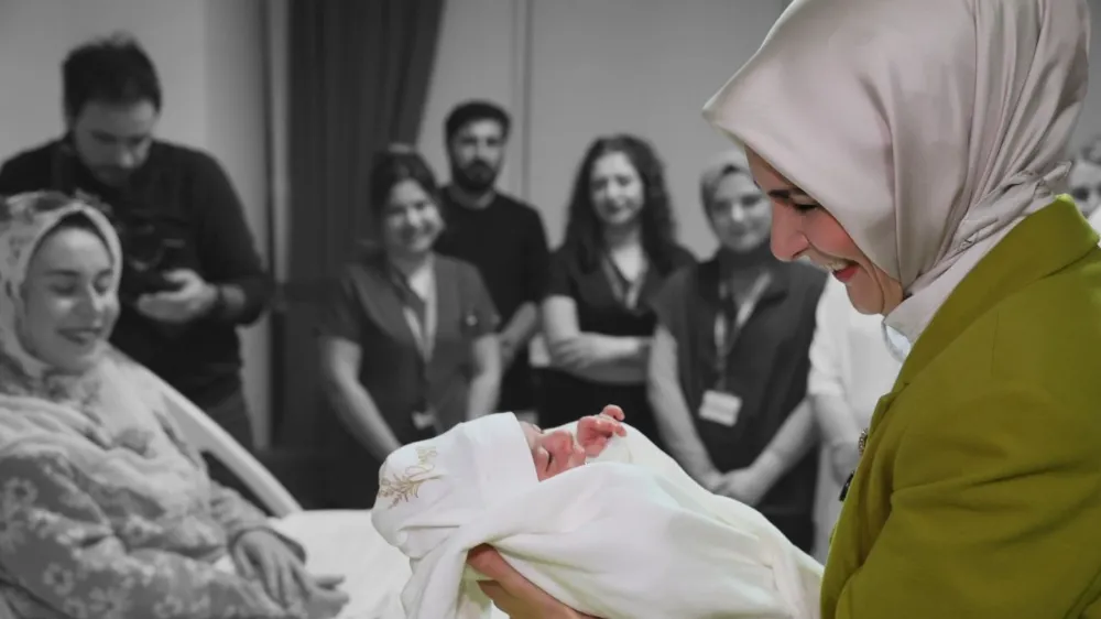 Yeni yılın ilk bebekleri dünyaya geldi: Bakan Göktaş hastanede ziyaret etti