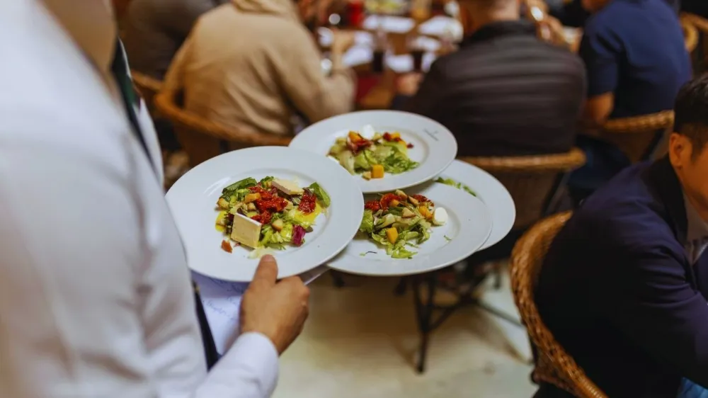 Kafe ve restoranlarda yeni dönem: Kuver, garsoniye, servis ücreti, masa ücreti yasaklandı