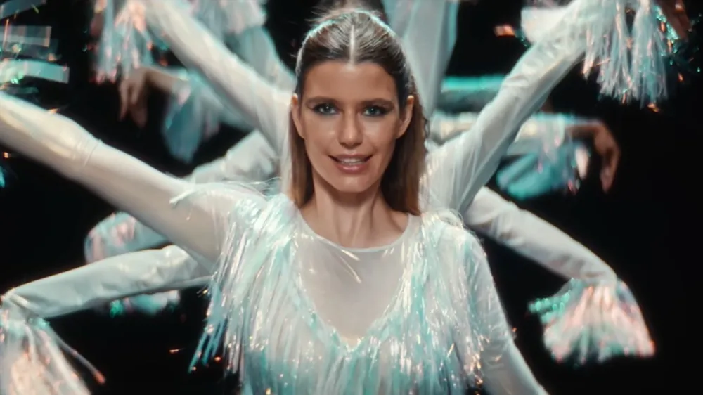 Beren Saat şarkıcı oldu: CapitaliZoo klibi çok konuşuldu