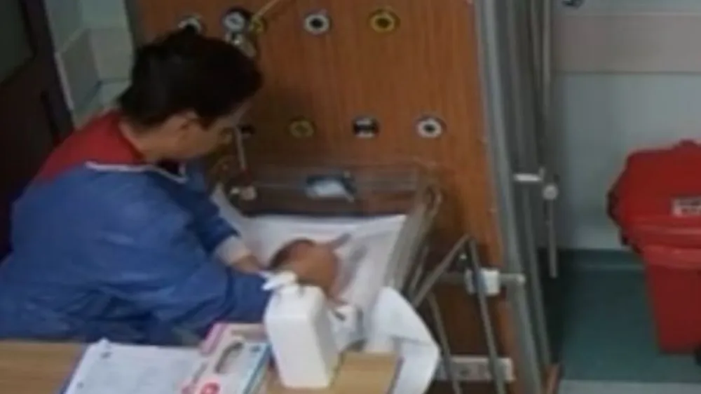 Bebeğe şiddet uygulayan hemşire başka bebeğe de tokat atmış