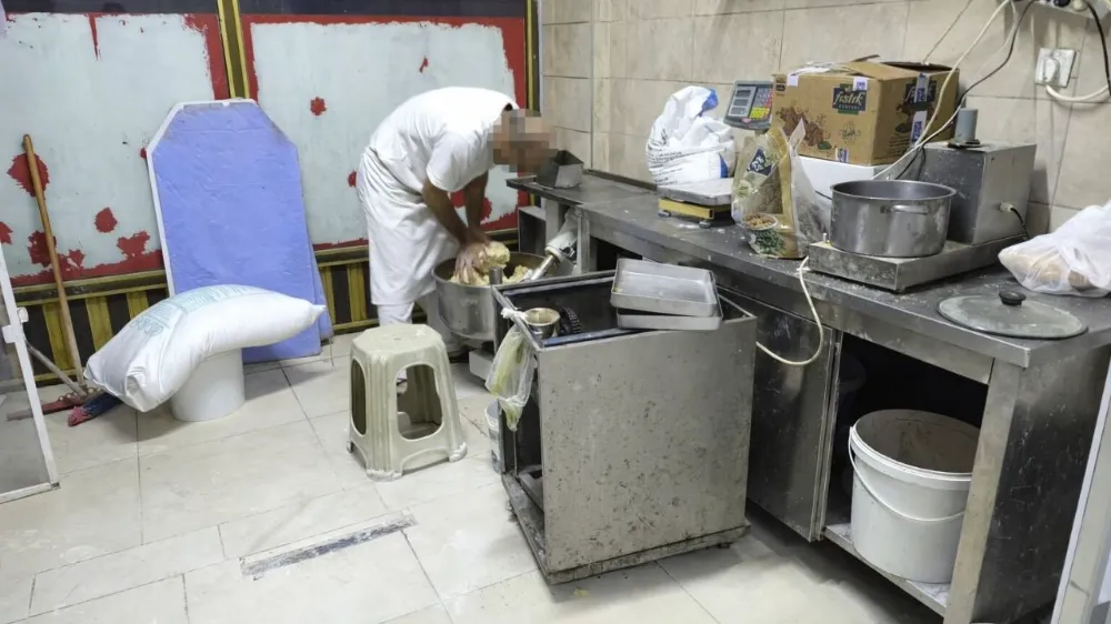 Skandal görüntüler: Tatlı hamurunu ayağıyla çiğnedi