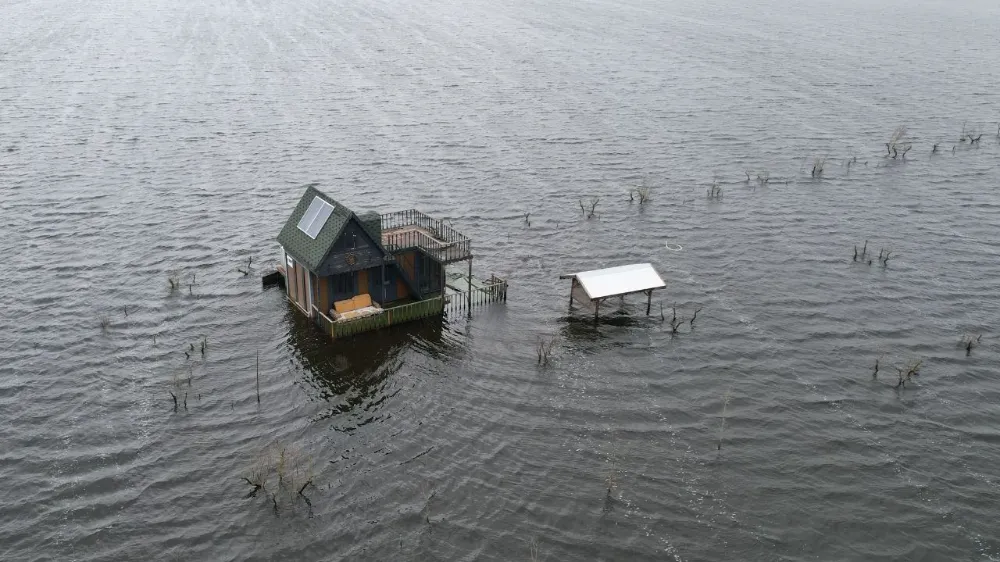 Bursa’da Ulubat Gölü taştı: Tiny house ve hobi evleri sular altında kaldı