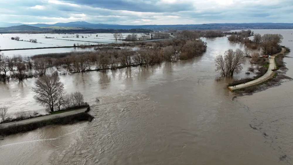 Mavi Sed yıkıldı: Yüzlerce dönüm tarım arazisi sular altında kaldı
